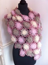 Patroon bloemensjaal  + 3 bollen Alpaca Brushed Silk, patroon en flowermaker
