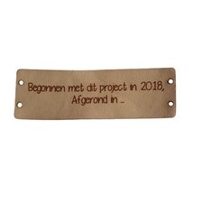 Leren label 8x2,5cm Begonnen met dit project in 2018, afgerond in..