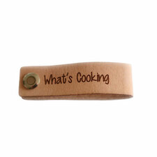 Leren label 7x2 cm What's Cooking met schroef