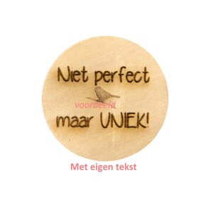 Houten knopen 2,5 cm met eigen tekst twee regels, type C